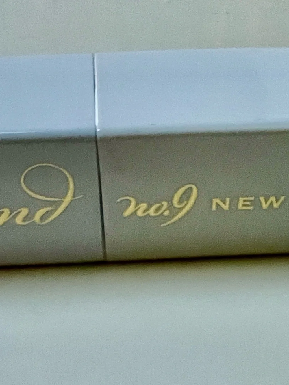 no.9 New York Bond Lipstick - 💄 Nolita Deep Red